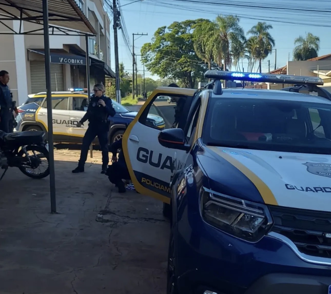 Guarda Municipal frustra roubo a residência em Foz do Iguaçu, prende três suspeitos e apreende arma de fogo