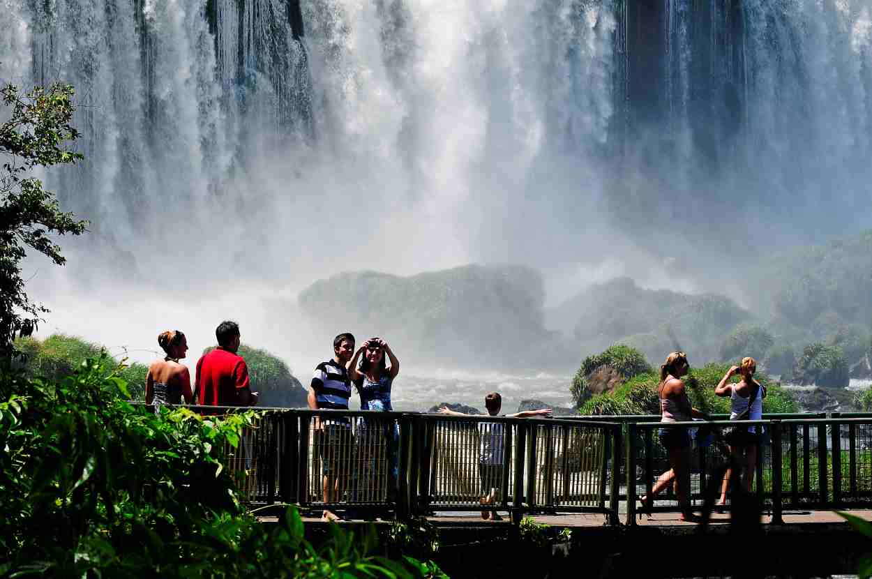 Turismo impulsiona empregos, mas escassez de mão de obra desafia Foz do Iguaçu, Paraná e Brasil