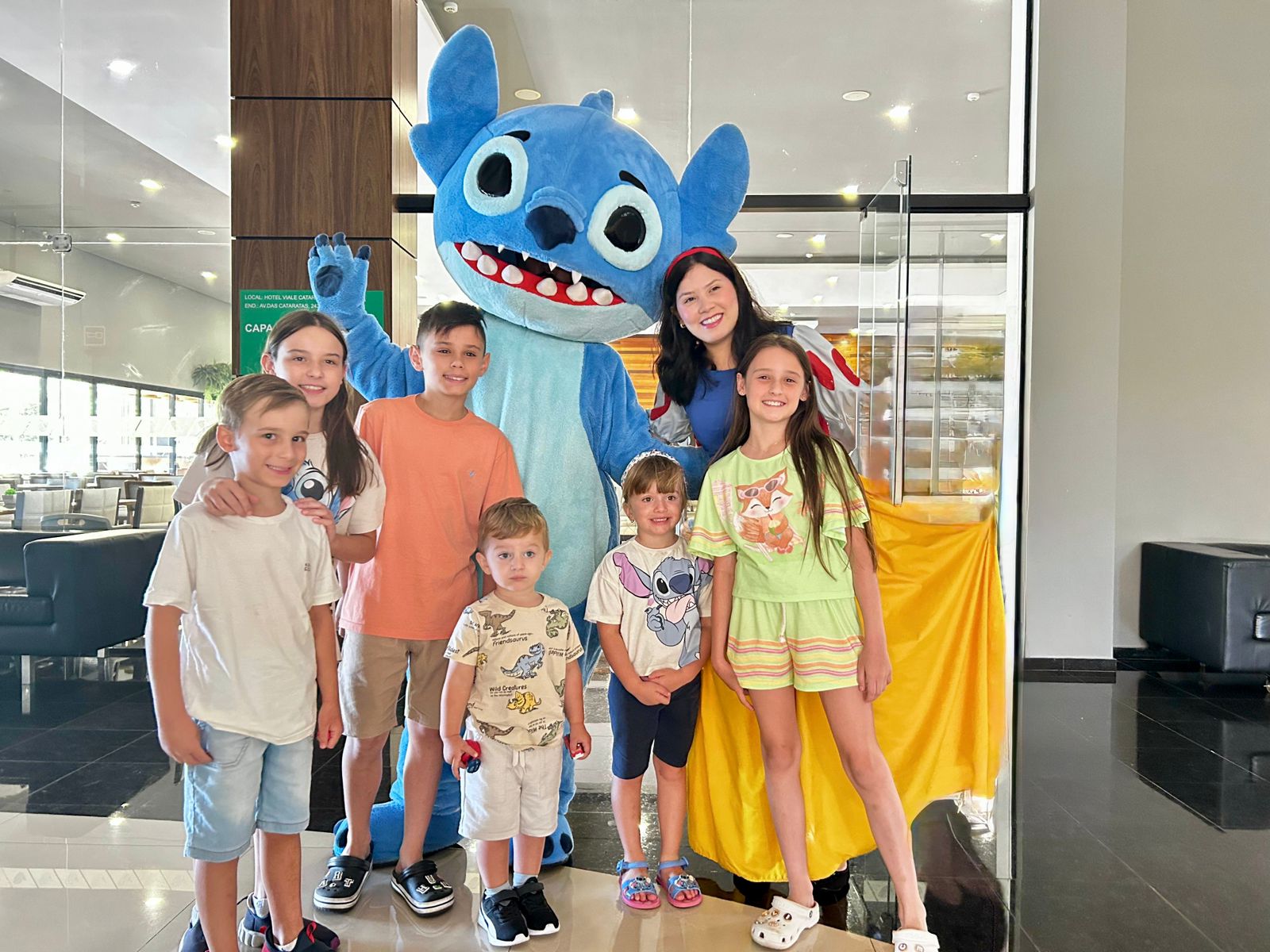 Personagens do Dreams Park Show transformam chegada de turistas em Foz em experiência encantadora