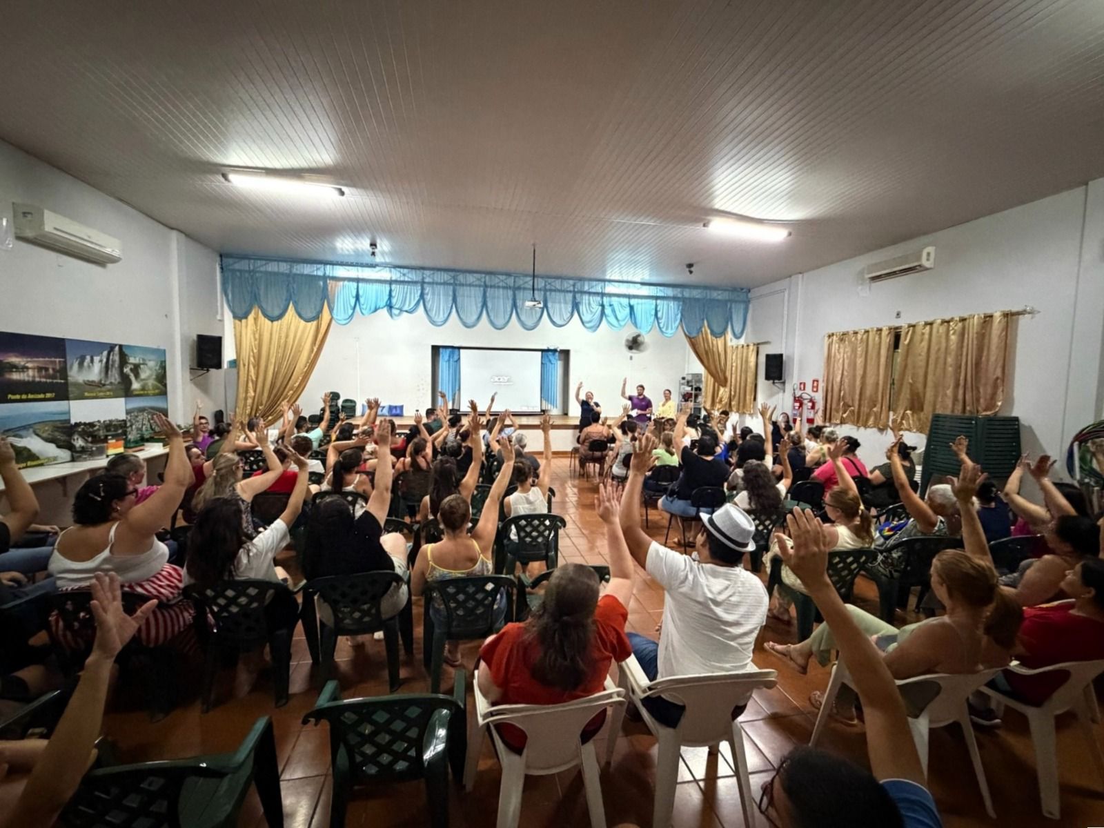 PROFESSORES MANTÊM ESTADO DE GREVE E VÃO PROTESTAR NA TERÇA EM FRENTE À PREFEITURA