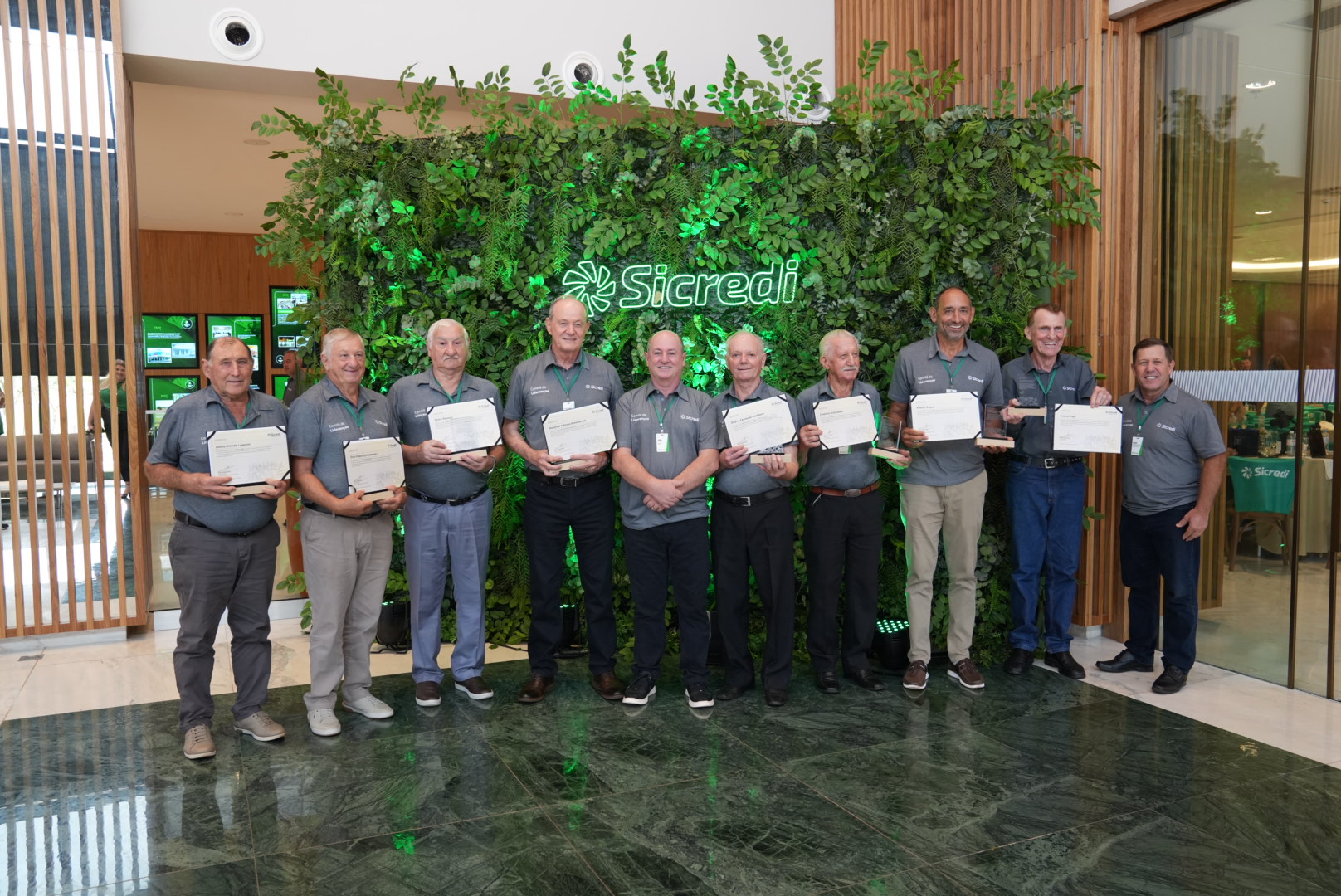 Sicredi Vanguarda PR/SP/RJ realiza reunião de lideranças e promove homenagem inédita a associados eméritos
