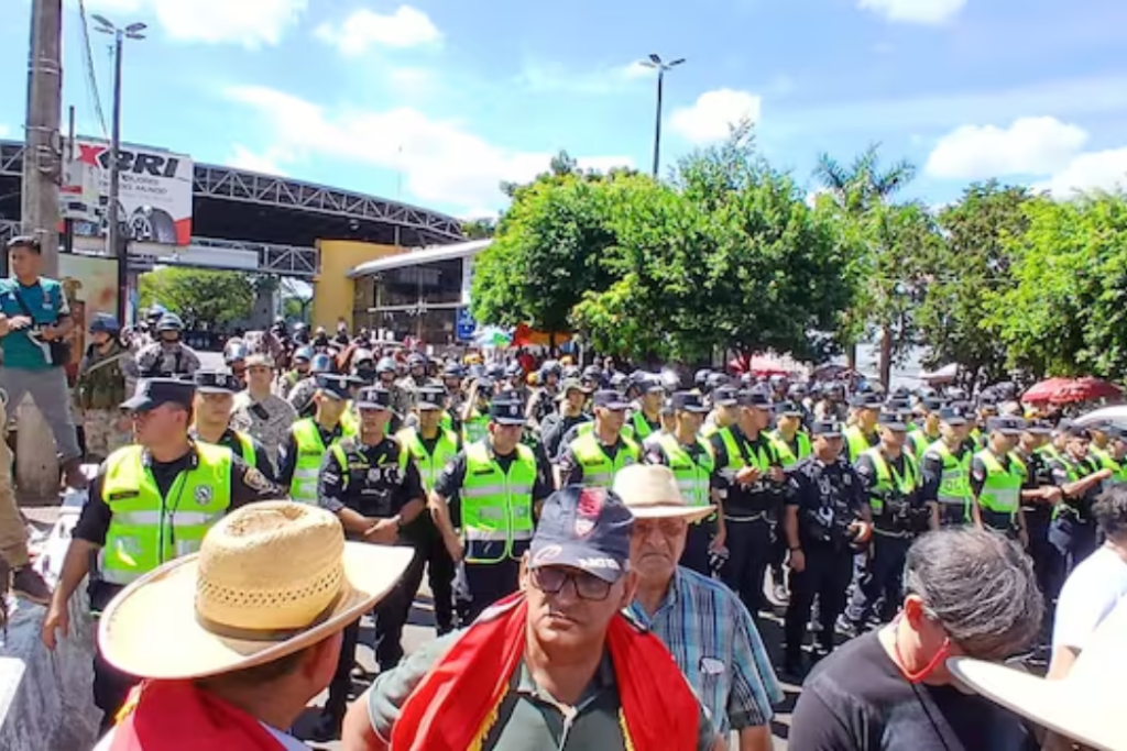 Professores protestam e bloqueiam acesso à Ponte da Amizade em Ciudad del Este