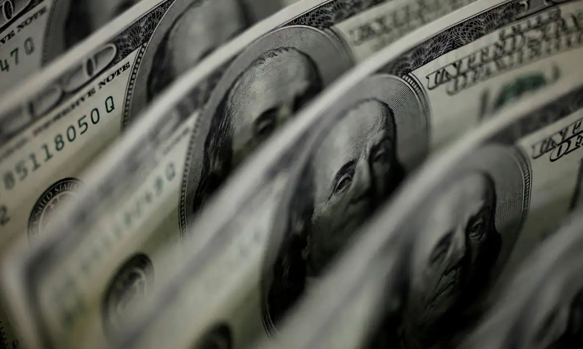 Dólar encosta em R$ 5,25 com tensão no Oriente Médio e pressiona mercados