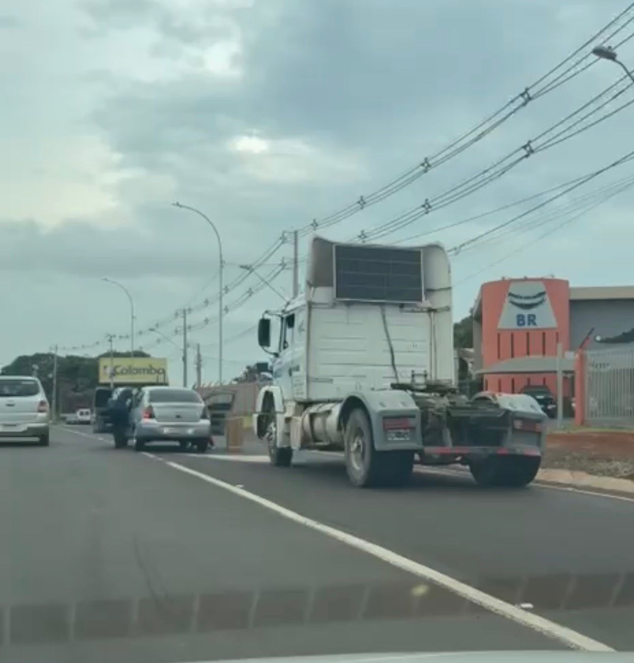 Tentativa de assalto termina com carro abandonado após falha no veículo em Foz do Iguaçu