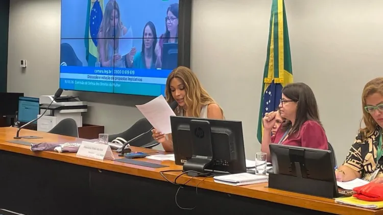 1ª sessão de Erika Hilton na Comissão da Mulher é marcada por tensão, provocações e pressão política