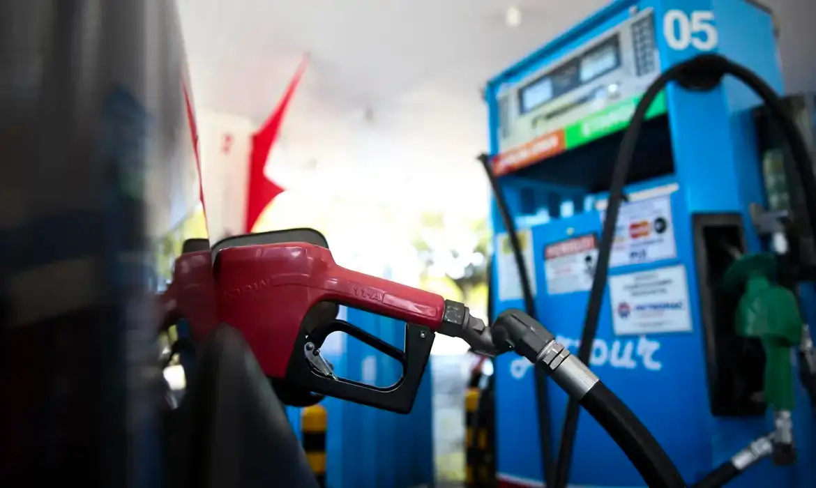 Governo inicia testes com gasolina E35 e mudança pode impactar preços no Brasil