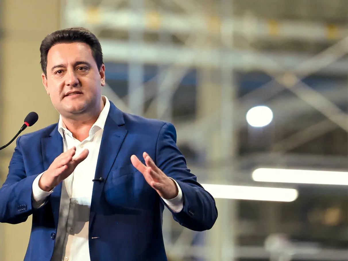 Ratinho Junior descarta candidatura à Presidência e confirma permanência no Governo do Paraná 🇧🇷