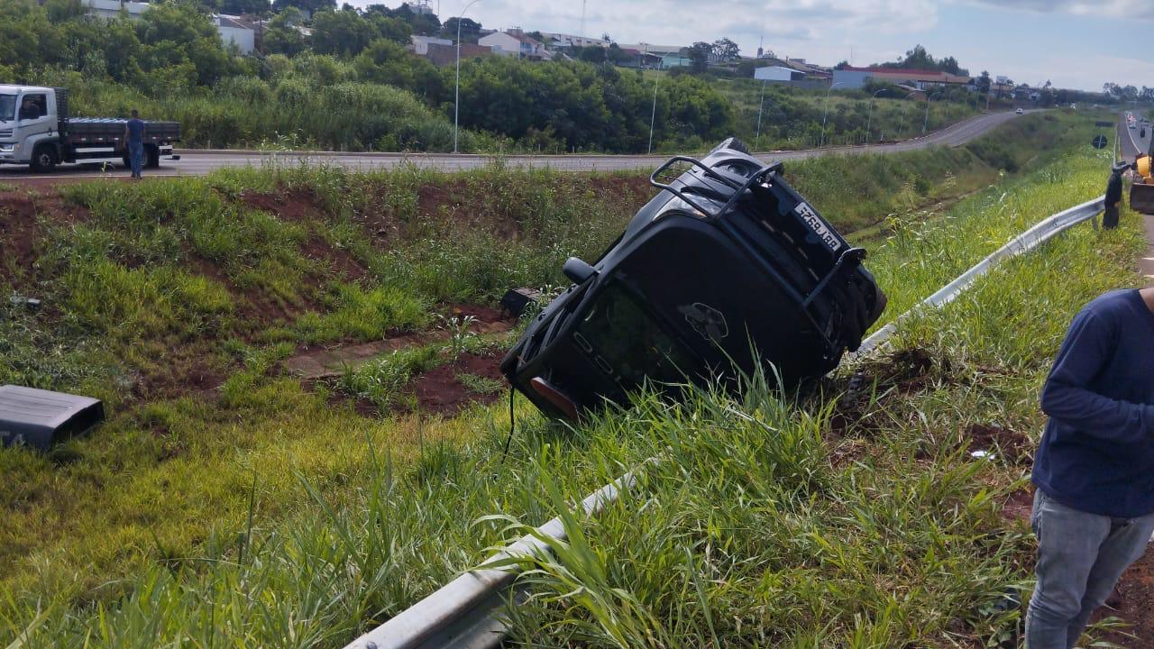 Viatura da Guarda Municipal capota durante atendimento a ocorrência em Foz do Iguaçu