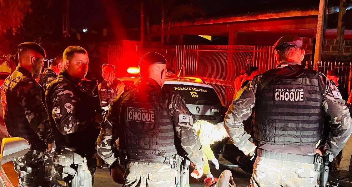 HOMEM É BALEADO APÓS AVANÇAR CONTRA POLICIAL EM OCORRÊNCIA NA VILA BORGES, EM FOZ