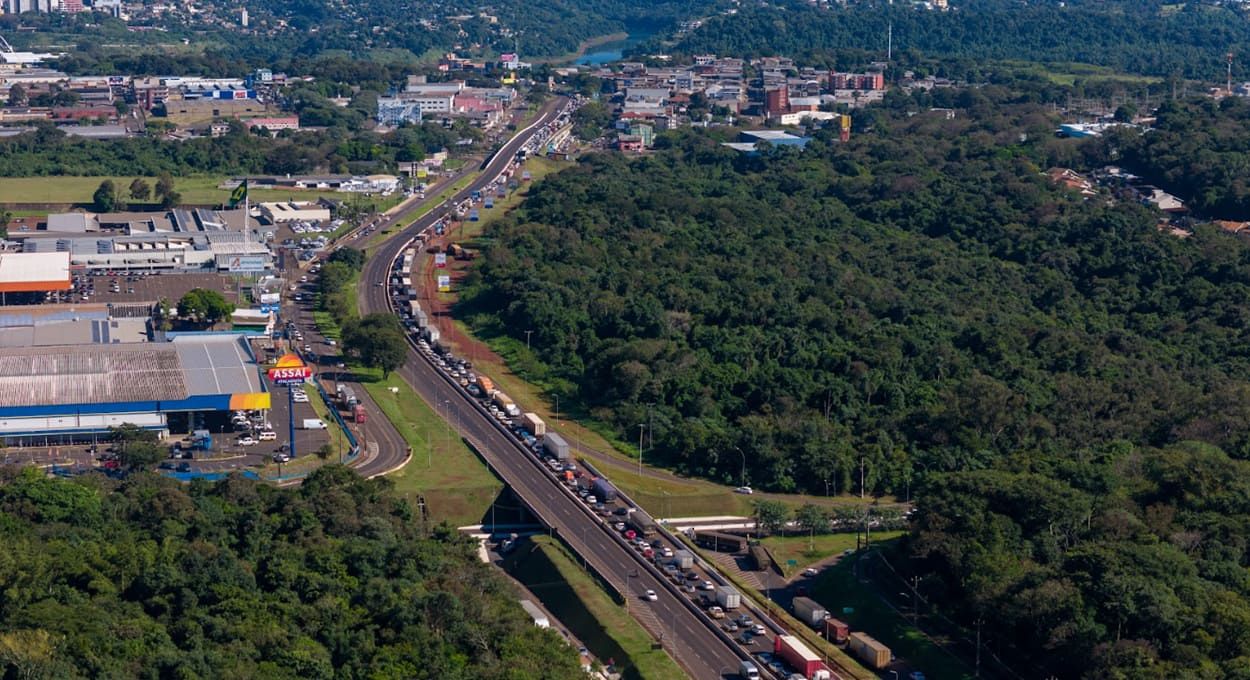 🚨 Ponte da Amizade tem fila quilométrica no Sábado de Aleluia e trava acesso ao Paraguai