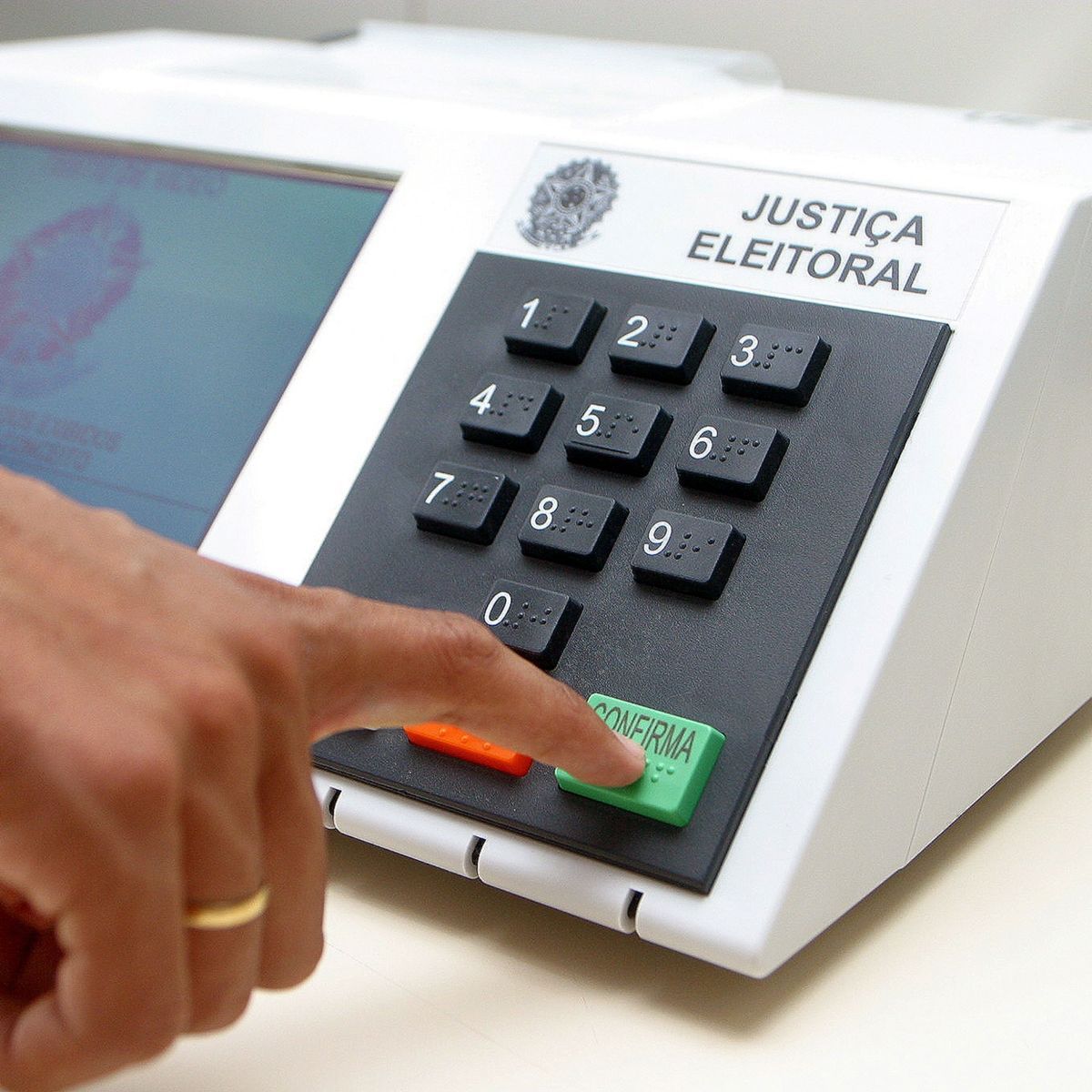 Disputa acirrada: pesquisas mostram avanço de Flávio e perda de fôlego de Lula a menos de 6 meses da eleição