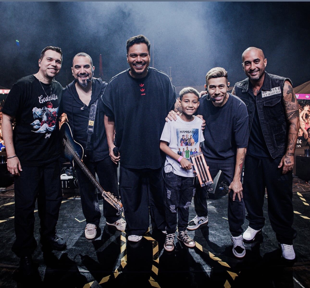 Menino de 10 anos emociona ao subir ao palco com Sorriso Maroto e representa Foz do Iguaçu