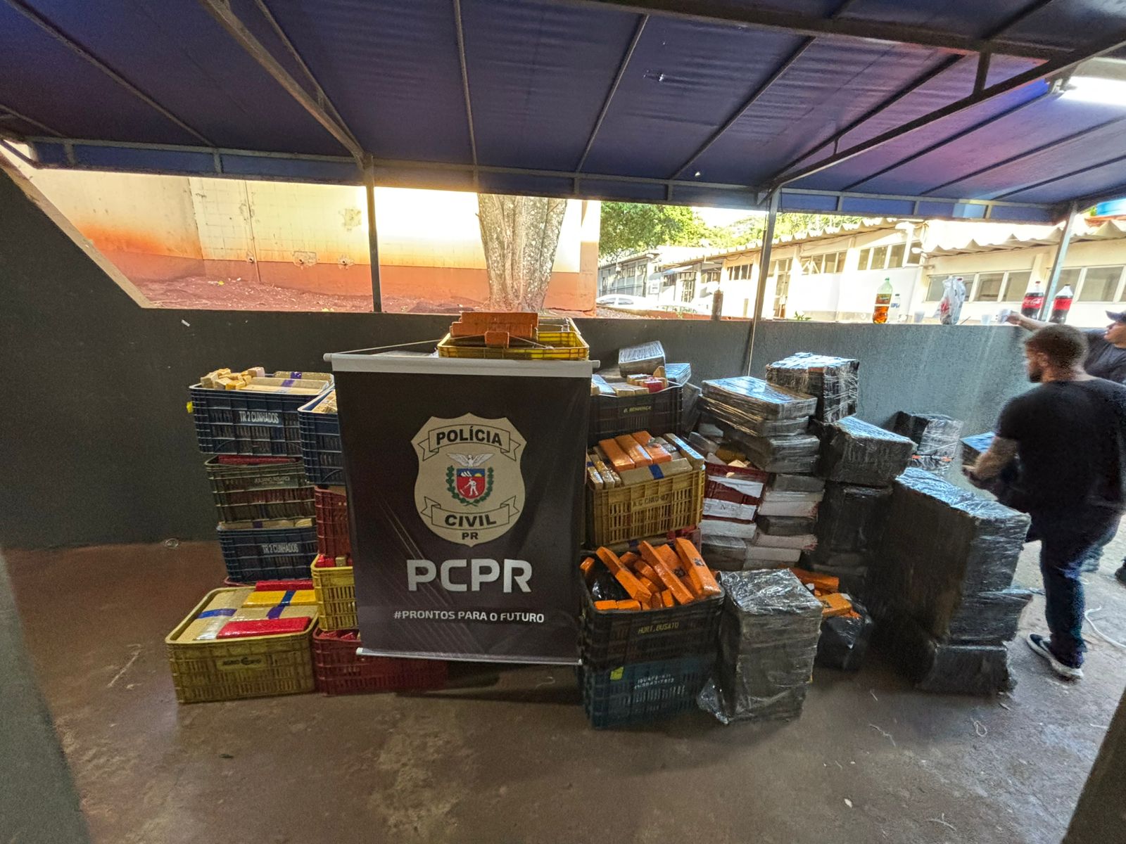 PCPR apreende mais de 4 toneladas de maconha e desarticula ponto de armazenamento em Foz do Iguaçu