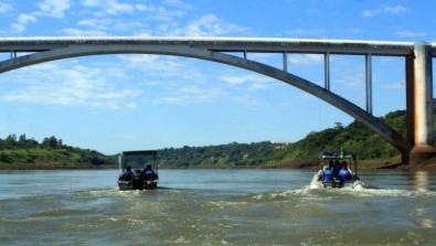 Tiros na fronteira expõem tensão silenciosa entre Brasil e Paraguai no rio Paraná