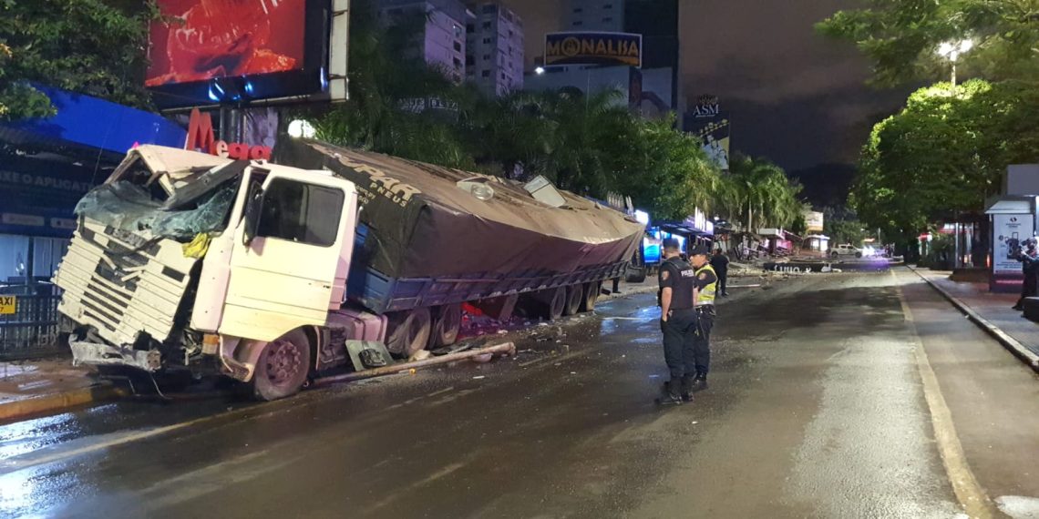 Caminhão perde controle e atinge ponto de ônibus no microcentro de Ciudad del Este
