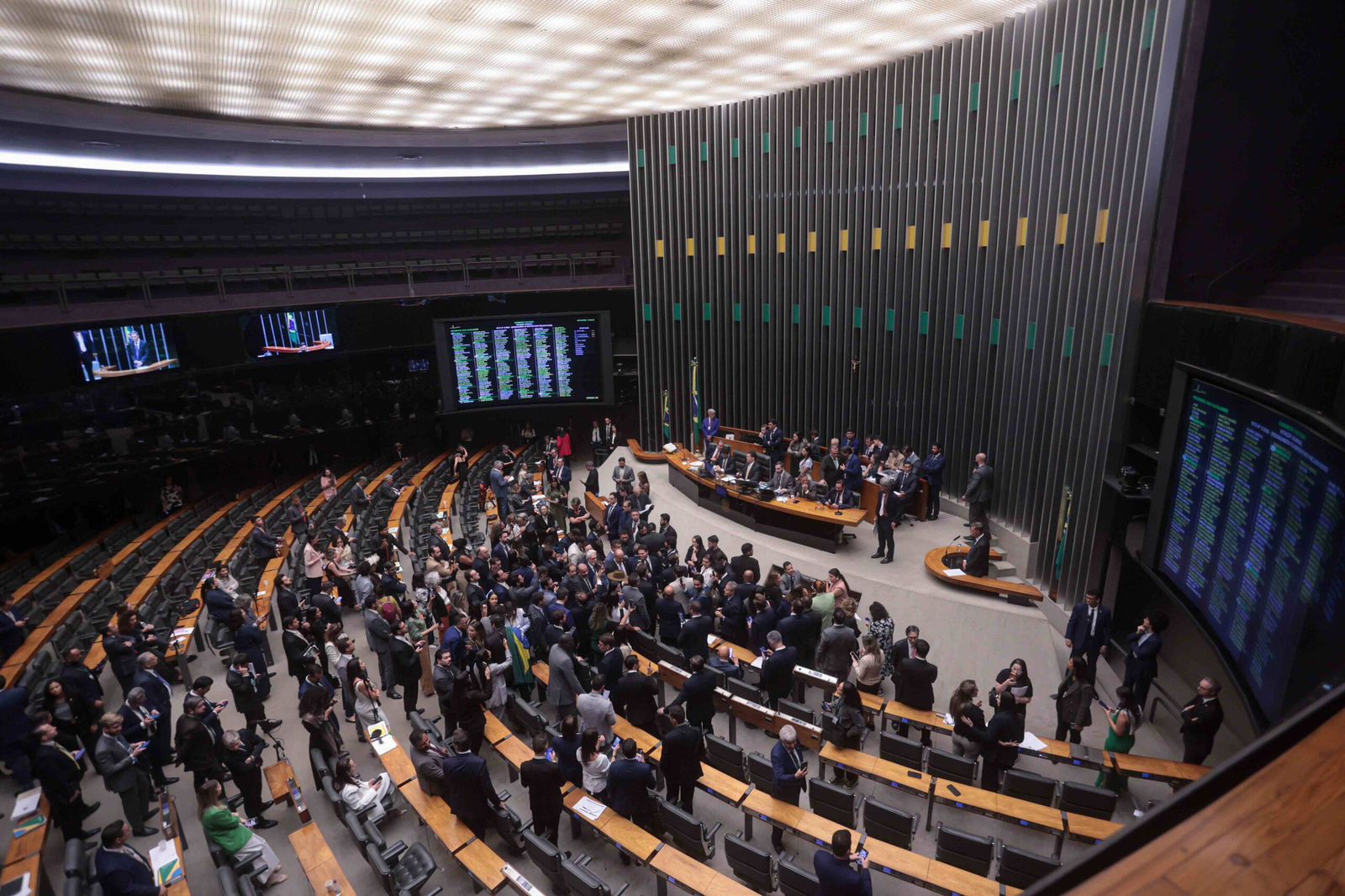 Possível derrota sobre escala 6x1 pode ampliar desgaste político de Lula rumo a 2026
