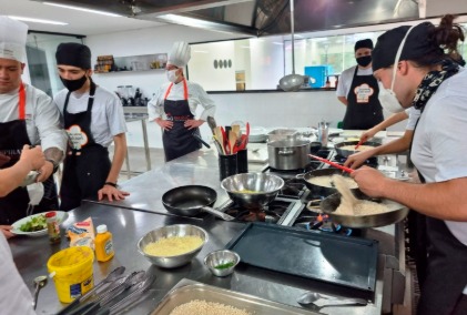 Abrasel Oeste do Paraná desenvolve projeto itinerante de capacitação em gastronomia e avança em articulação com o governo estadual