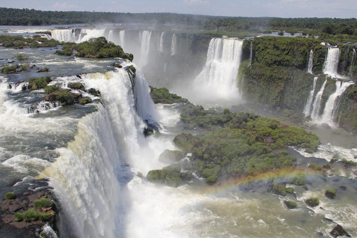 Abril é o mês mais visitado da história das Cataratas do Iguaçu e consolida alta histórica do turismo em Foz