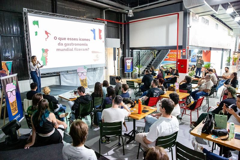 Pint of Science 2026 transforma bares de Foz do Iguaçu em palco para debates sobre ciência, espaço, filosofia e saúde
