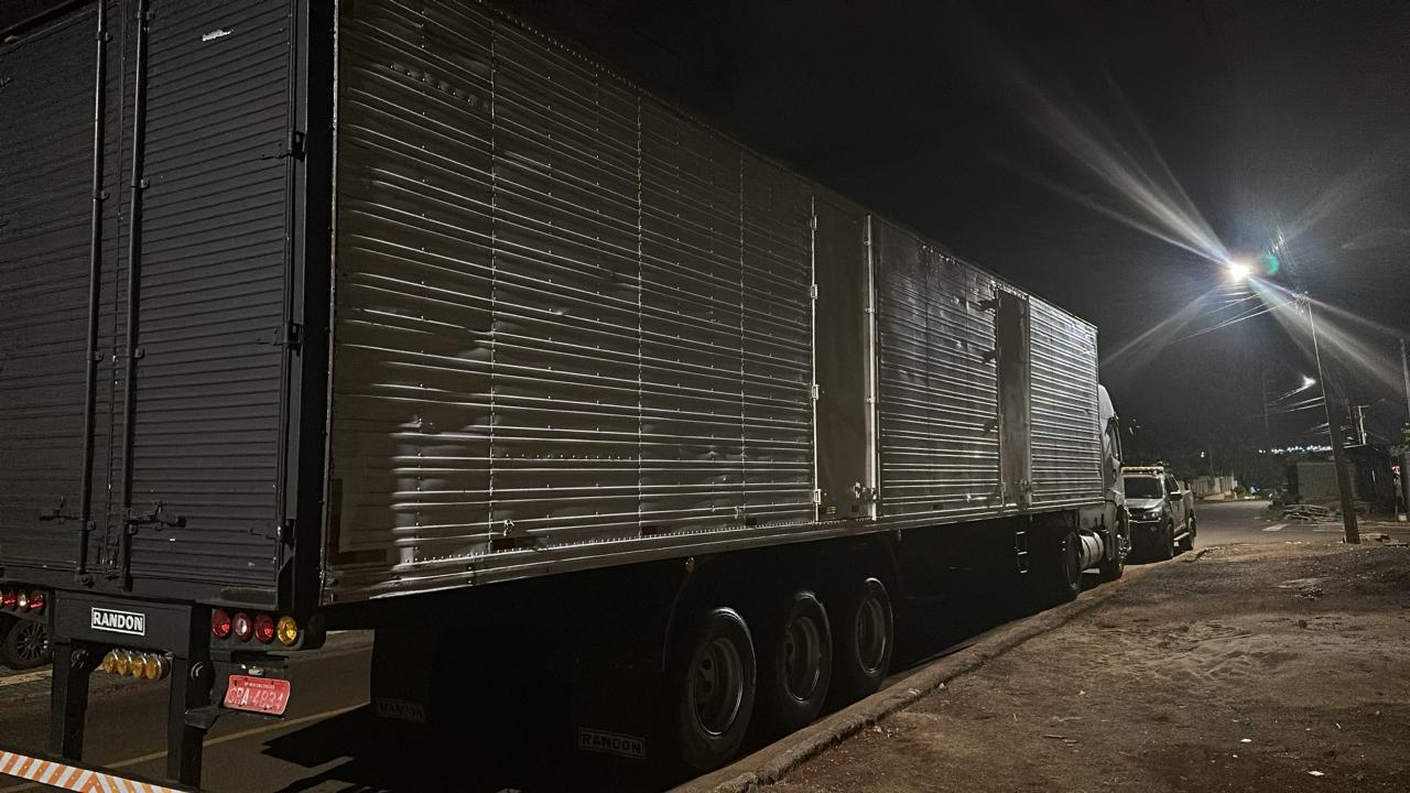 Carga com cerca de 700 galões de origem argentina foi localizada após denúncia no bairro Portal da Foz