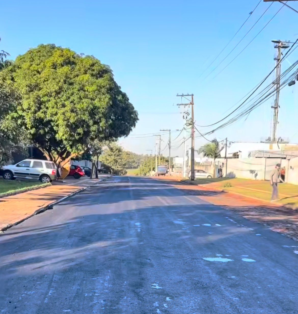 Rua Irineu Garcia recebe novo asfalto e obra atende antiga reivindicação de empresários em Foz do Iguaçu