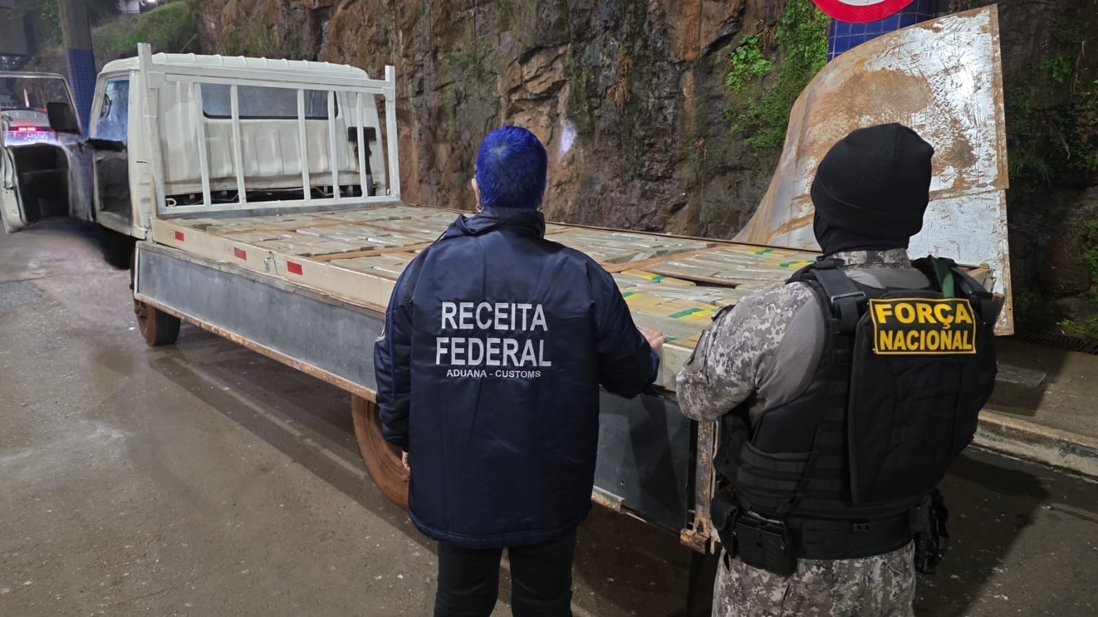 Receita Federal apreende 715 quilos de maconha escondidos em caminhão na Ponte da Amizade