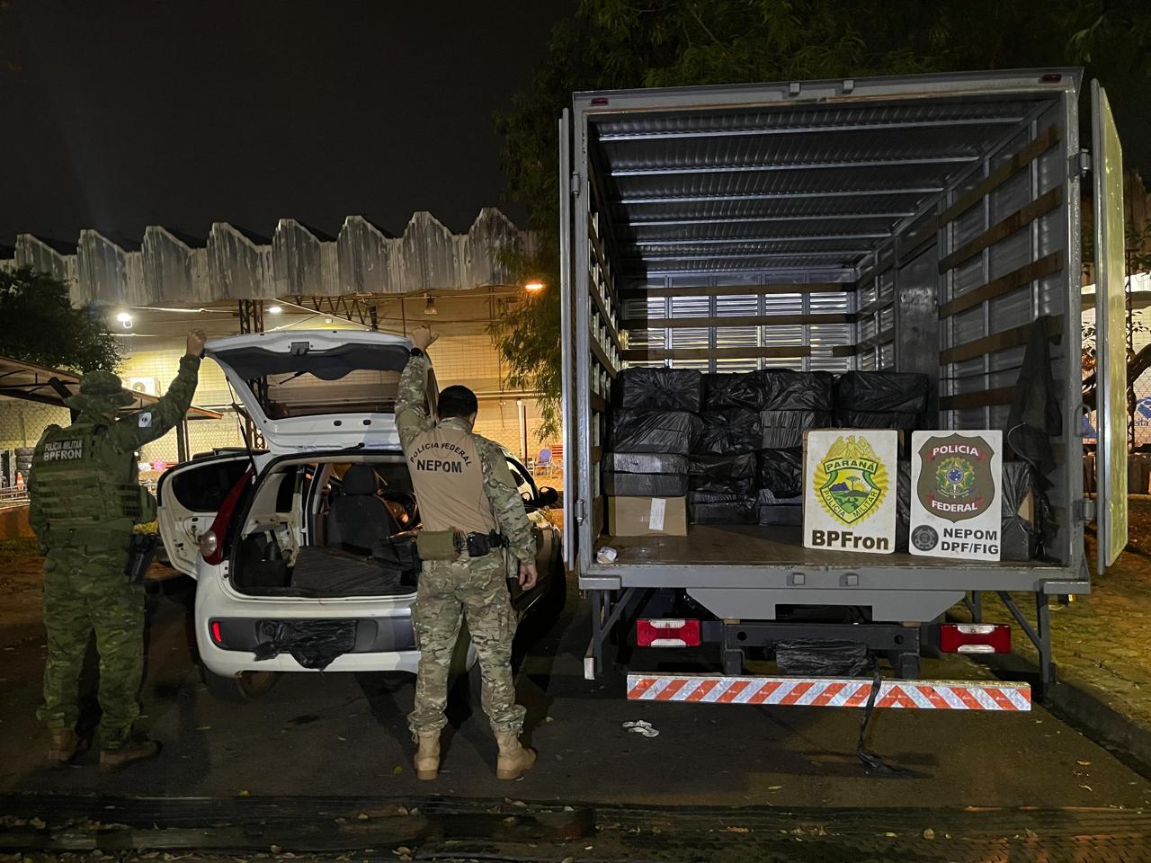 PF E PM APREENDEM 40 MIL MAÇOS DE CIGARROS CONTRABANDEADOS EM FOZ DO IGUAÇU/PR.