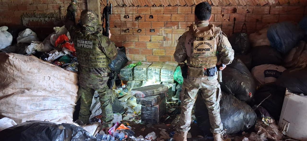 PF e PM apreendem quase 800 kg de maconha em imóvel abandonado em Foz do Iguaçu