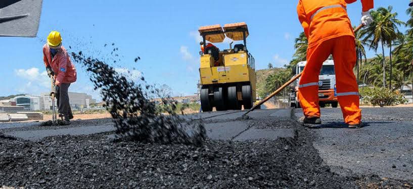 Prefeitura intensifica serviços de pavimentação e tapa-buracos em diferentes regiões de Foz do Iguaçu