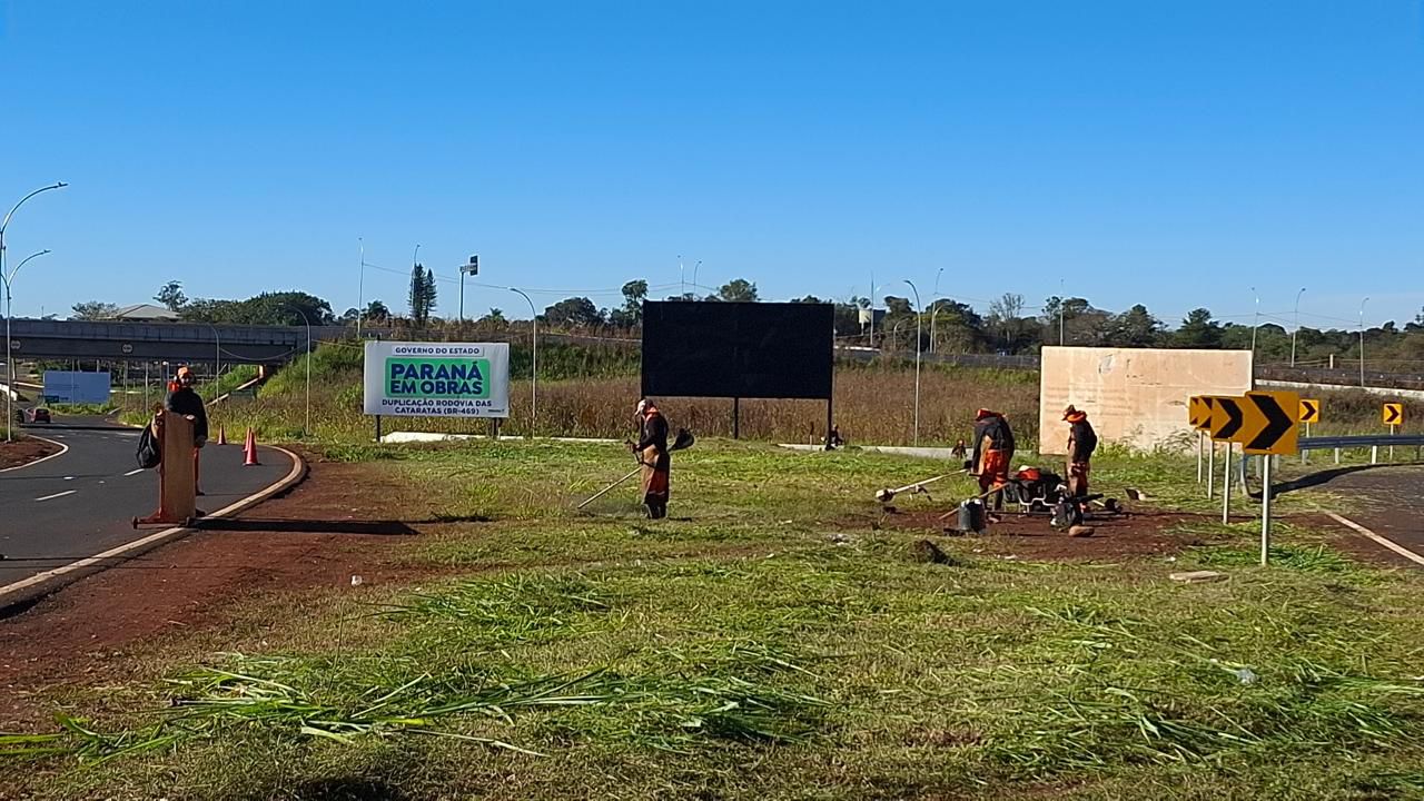 Prefeitura realiza roçada nas imediações do acesso à Perimetral Leste para reforçar segurança viária
