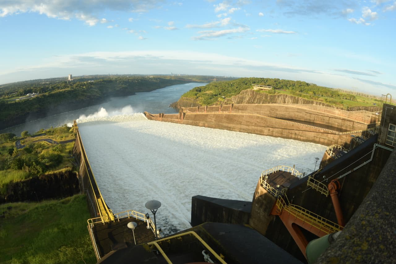 Itaipu abre vertedouro após aumento do nível do reservatório provocado pelas chuvas