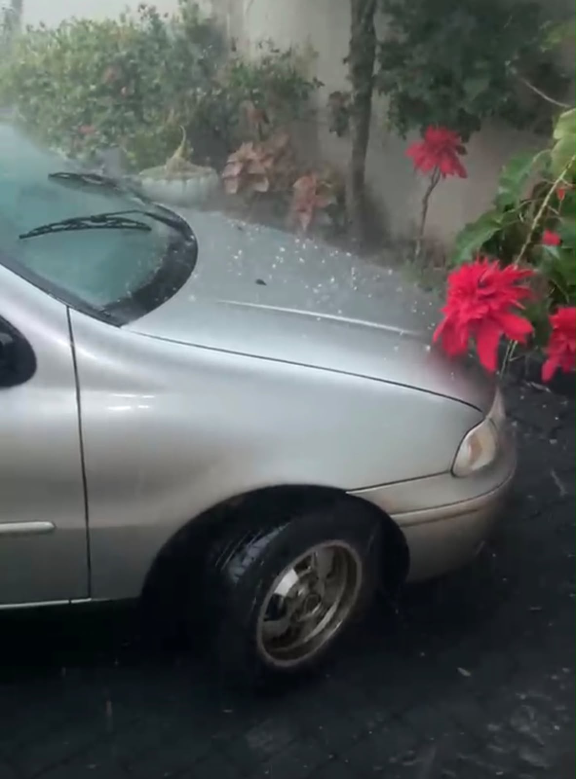 Chuva de granizo surpreende moradores de Foz do Iguaçu; semana terá tempo instável