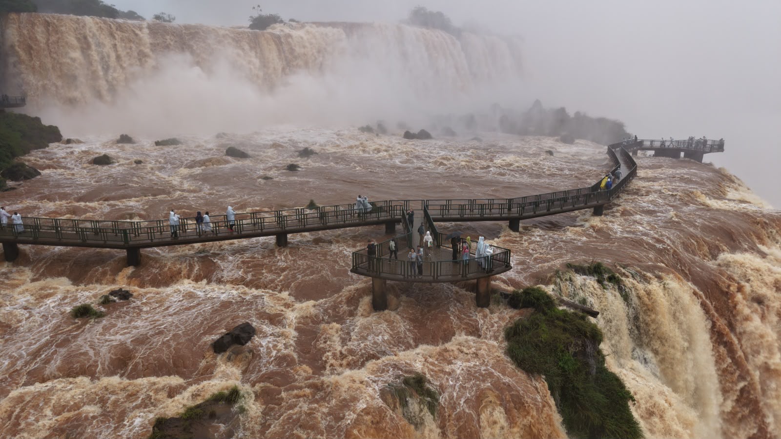 Vazão das Cataratas do Iguaçu permanece acima de 6 milhões de litros por segundo e deve seguir elevada ao longo desta quarta-feira