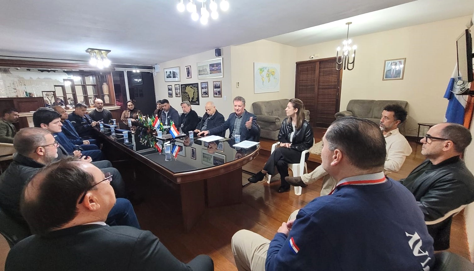 Moradores de Foz entregam abaixo-assinado ao Consulado do Paraguai contra poluição sonora na fronteira