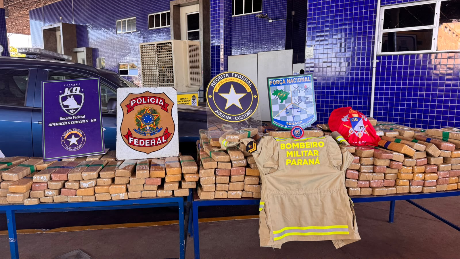 Caminhão paraguaio com fundo falso é flagrado com cerca de 500 kg de maconha na Ponte da Amizade