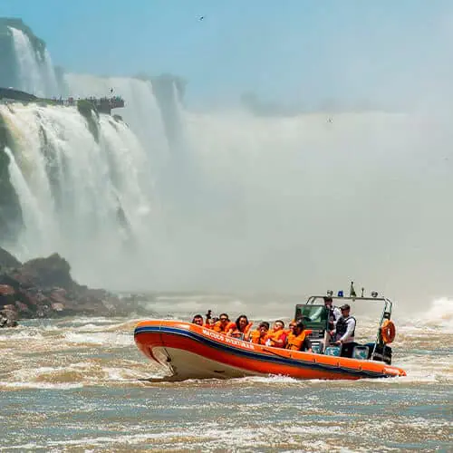Embarcação do Macuco Safari vira nas Cataratas do Iguaçu; uma pessoa morre e equipes fazem buscas por desaparecido