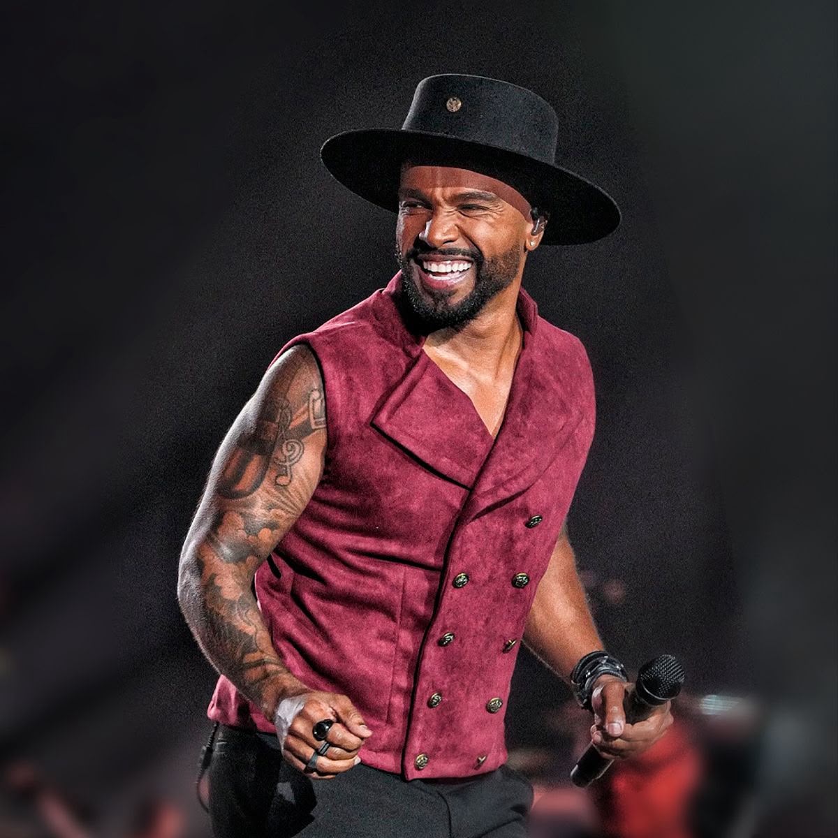 Alexandre Pires comanda show com open bar em hotel de Foz; moradores têm desconto especial