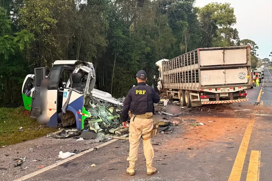Tragédia no Paraná: acidente entre micro-ônibus e carreta deixa 23 mortos na BR-373