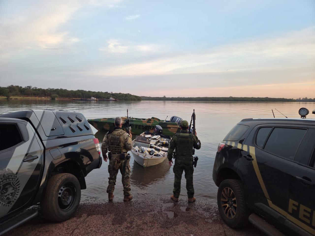PF e PM apreendem 540 quilos de maconha em embarcação no Lago de Itaipu