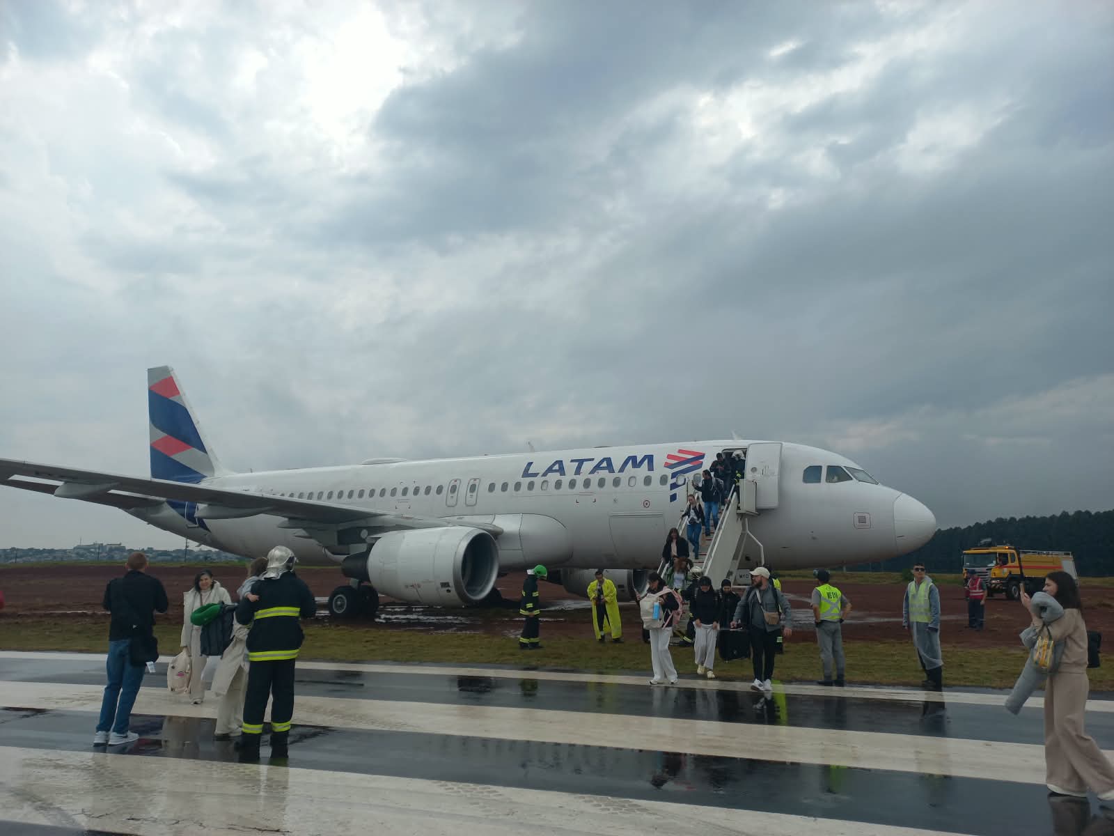 Avião da Latam sai da pista em pouso sob chuva no Aeroporto de Cascavel e fica atolado na lama