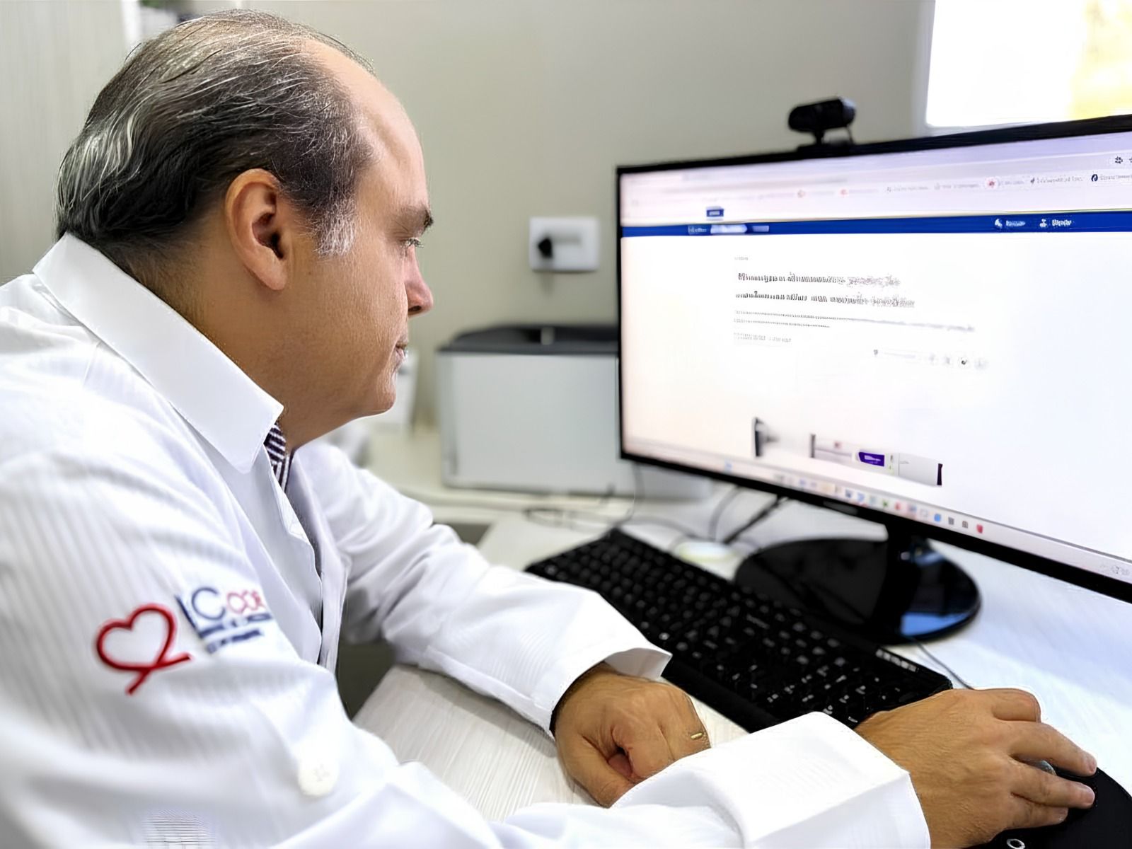 Dr. Eduardo Martins considera as canetas emagrecedoras como acessório e defende a mudança de hábitos. (Foto: Izabelle Ferrari)