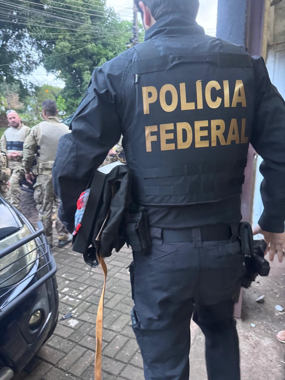 Operação apreende pistola importada, 200 munições e drogas na fronteira
