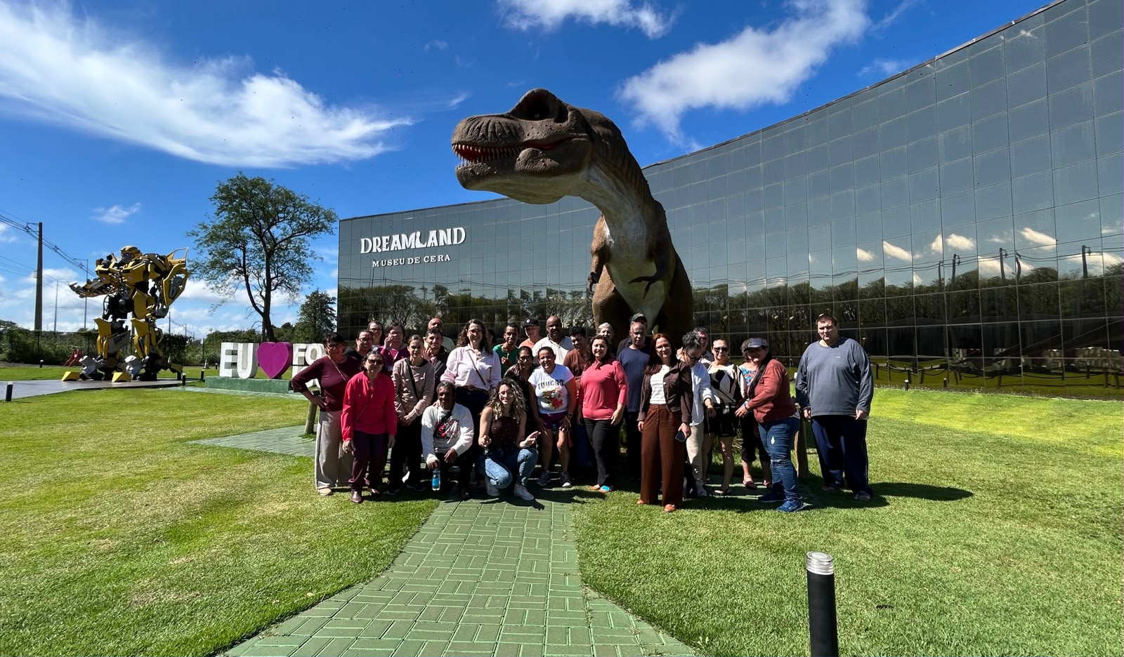 Pacientes e profissionais do CAPS II de Foz do Iguaçu participam de passeio ao Dreams Park Show em ação de saúde mental.