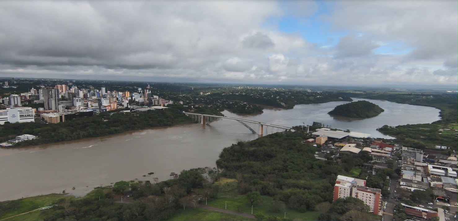 Cheia dos rios Paraná e Iguaçu em Foz do Iguaçu após fortes chuvas em outubro de 2026.