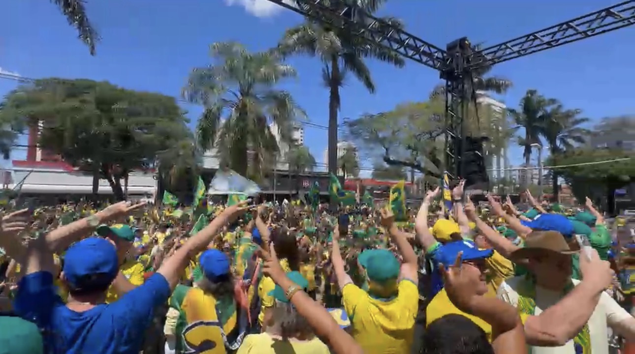 Foz do Iguaçu reuniu apoiadores de Flávio Bolsonaro neste domingo (18), em mobilização do Time Fortaleza na reta final d