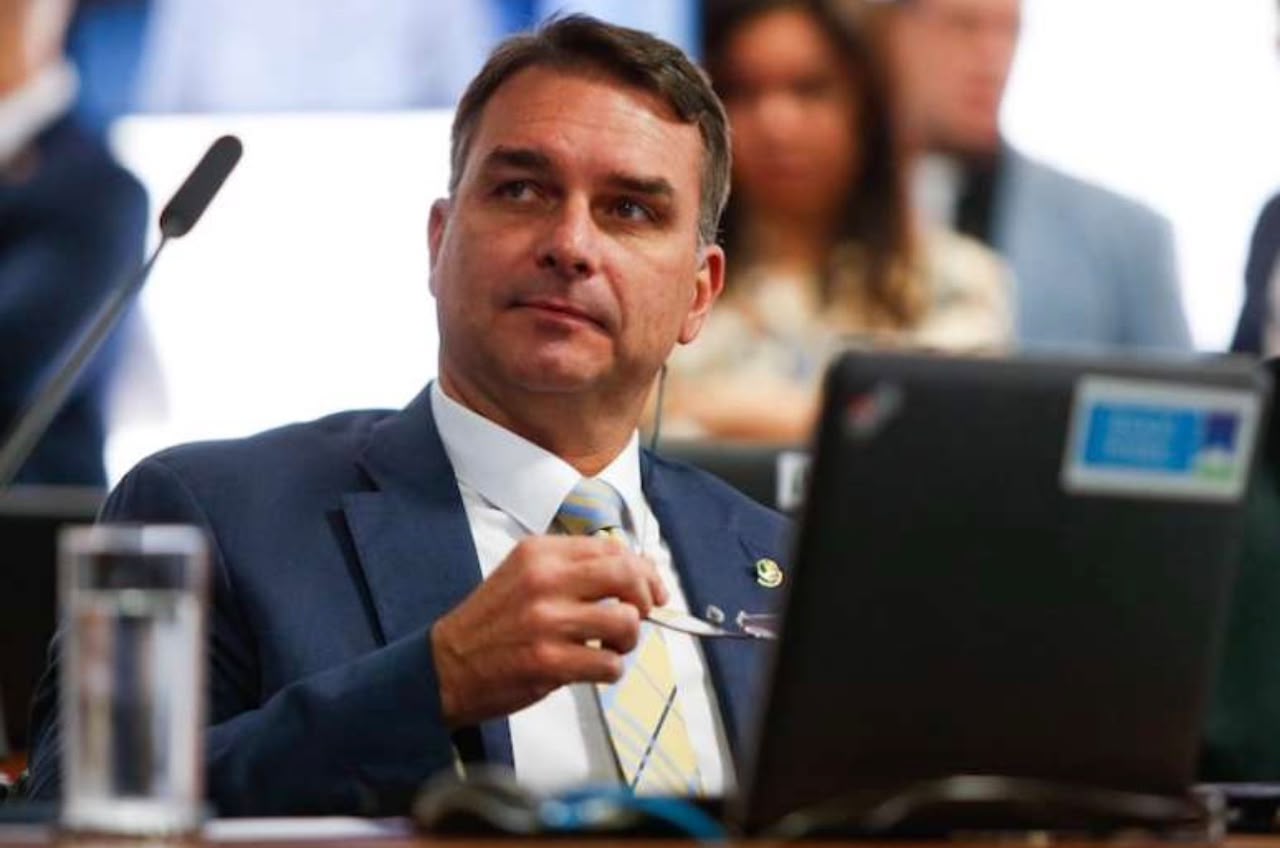 Relatos sobre possível passagem do senador pela fronteira com Foz do Iguaçu não têm comprovação; governo argentino e ali