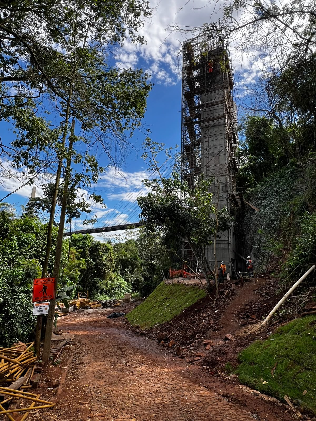 Vencer o desnível de 22 metros, característico da margem onde os rios Paraná e Iguaçu se encontram, foi desafiador. (Foto Izabelle Ferrari)